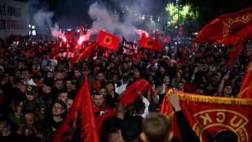 Protesti u Prištini: Pirotehnikom gađali ministarstvo zbog OVK