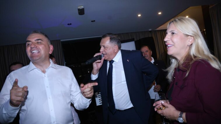 Dodik se zahvalio Vučiću, Putinu i Trampu pa zapevao Breninu pesmu “4 godine” Dodik se zahvalio Vučiću, Putinu i Trampu pa zapevao Breninu pesmu “4 godine”