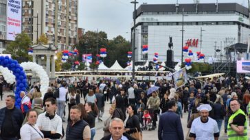 Skup Ujedinjene Srbije u Nišu: Pristalice se okupljaju, Vučić će održati govor