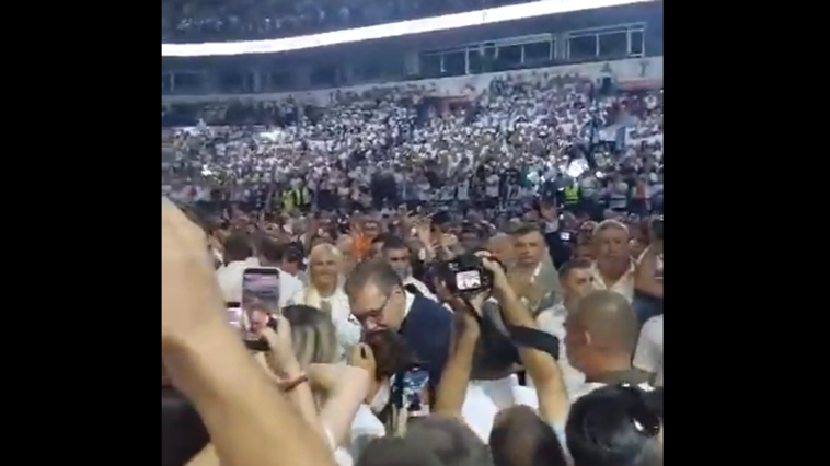 Pogledajte emotivan trenutak: Vučić uoči izlaska na binu u Areni poljubio ćerku Milicu Pogledajte emotivan trenutak: Vučić uoči izlaska na binu u Areni poljubio ćerku Milicu