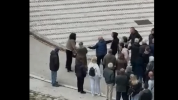 Incident na biračkom mestu u Sevojnu: Muškarac udario ženu