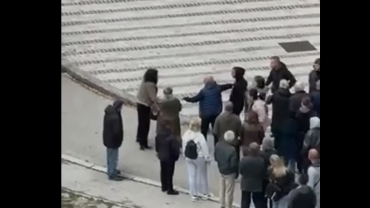 Incident na biračkom mestu u Sevojnu: Muškarac udario ženu Incident na biračkom mestu u Sevojnu: Muškarac udario ženu