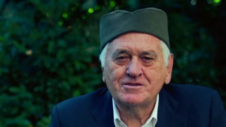 Toma Nikolić sa šajkačom uputio poziv na skup SNS u Kragujevcu (Video) Toma Nikolić sa šajkačom uputio poziv na skup SNS u Kragujevcu (Video)