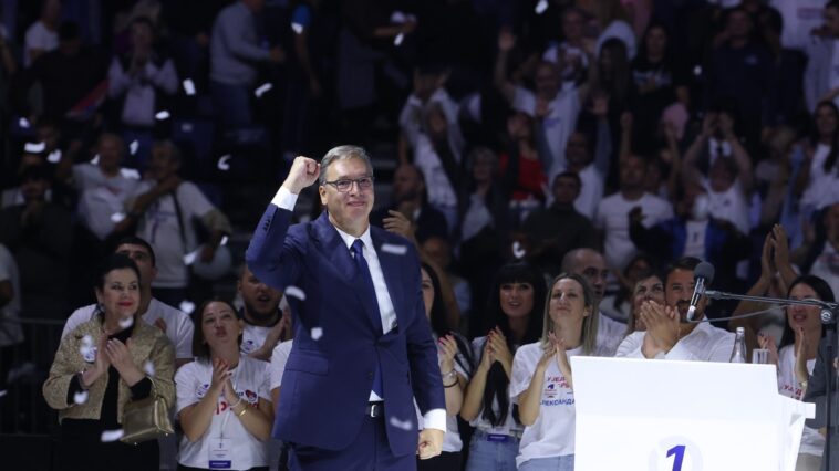 Vučić na velikom skupu SNS u Areni: Škole i fakulteti neće biti opštinski odbori političkih stranaka
