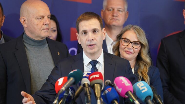 Miloš Jovanović se povlači sa čela Novog DSS: Povlačim se sa javne scene Miloš Jovanović se povlači sa čela Novog DSS: Povlačim se sa javne scene