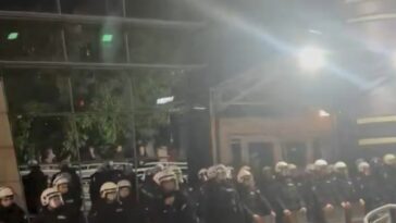 Okupljanje ispred Pinka: Kordon policije ispred zgrade