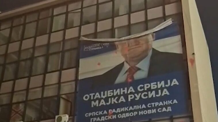 Pristalice Studentske liste upale u prostorije SRS u Novom Sadu, pa skinule transparent sa likom Vojislava Šešelja