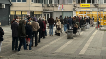 Izbori u Srbiji: Velike gužve na biračkim mestima od ranog jutra