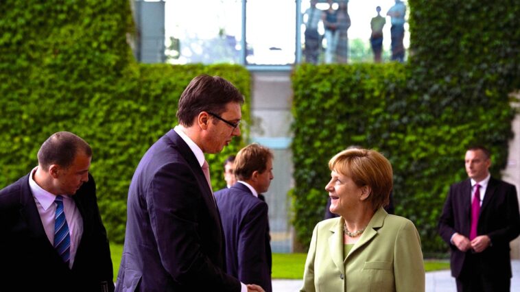 “PRODAJ VIŠE TE TVOJE JABUKE RUSIMA” Vučićeva najbliža saradnica otkriva detalje njegovog razgovora i odnosa sa Angelom Merkel “PRODAJ VIŠE TE TVOJE JABUKE RUSIMA” Vučićeva najbliža saradnica otkriva detalje njegovog razgovora i odnosa sa Angelom Merkel