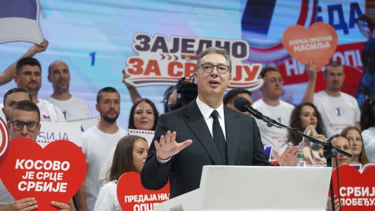 Vučić na skupu u Hali sportova: Predstavio 5 osnovnih tačaka napretka ako pobedi na izborima Vučić na skupu u Hali sportova: Predstavio 5 osnovnih tačaka napretka ako pobedi na izborima
