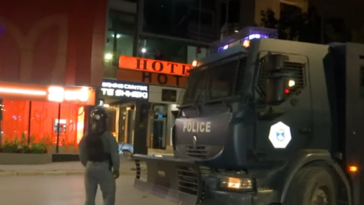 Demonstranti bacili poslanika tzv. Kosova preko ograde: Haos u Prištini